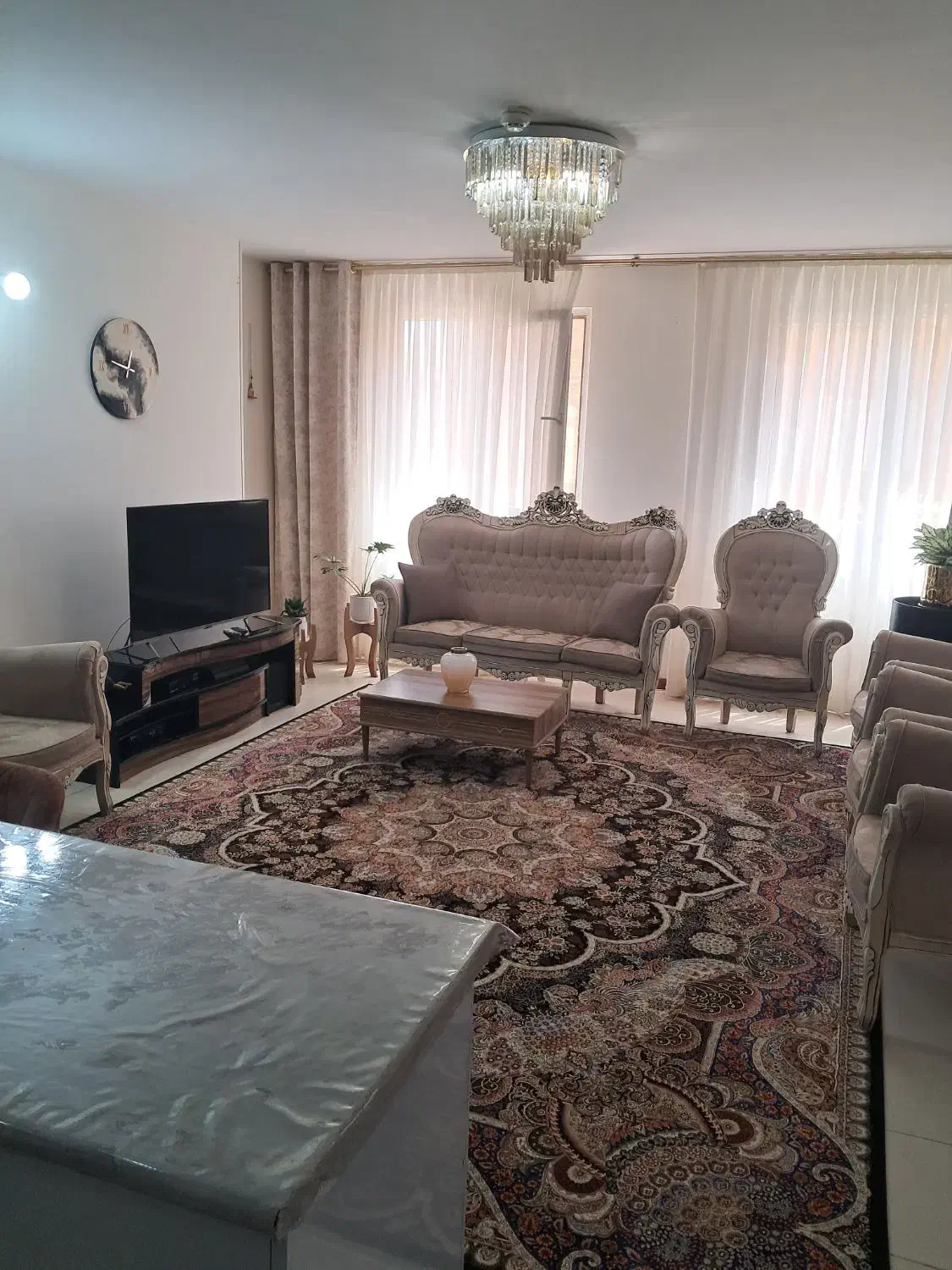 مبل ۹ نفره کلاسیک|مبلمان خانگی و میز عسلی|شاهینشهر, مسکن مهر|دیوار