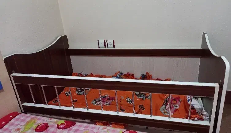 تخت کودک|تخت و صندلی بچه|شاهین‌شهر, شهرک گلدیس|دیوار