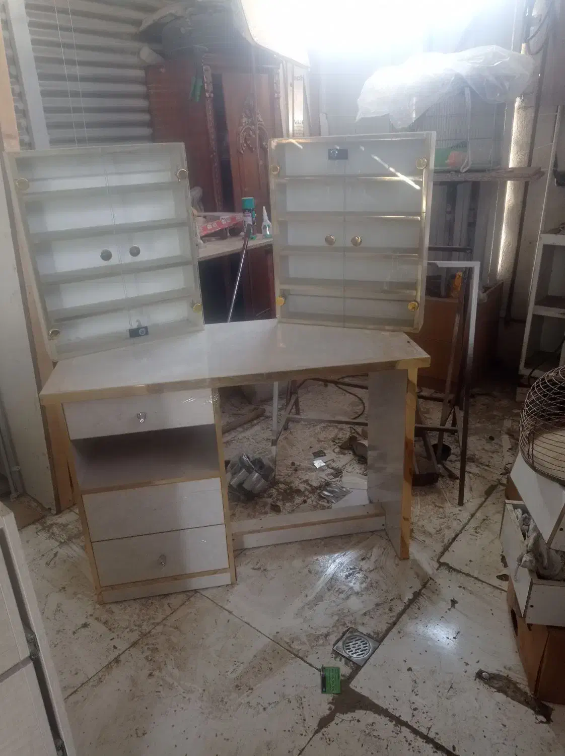 میز ناخن ام دی آف|آرایشگاه و سالنهای زیبایی|ابریشم, |دیوار