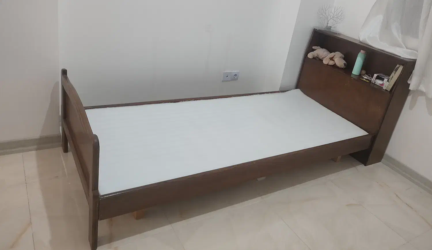 یک تخت یکنفره چوبی و یک تخت یکنفره فرفورژه|تخت و سرویس خواب|شیراز, شهرک گلستان|دیوار