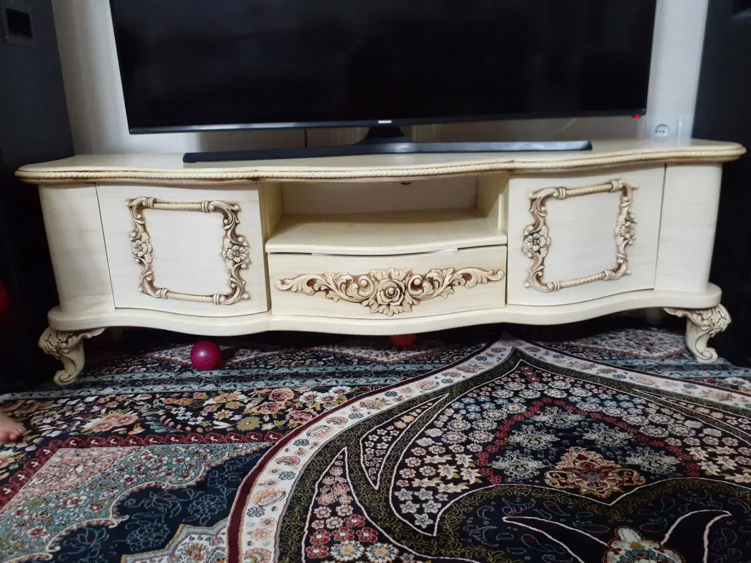 میز تلویزیون،بوفه،ساعت|میز تلویزیون|قدس, شهر‌قدس|دیوار