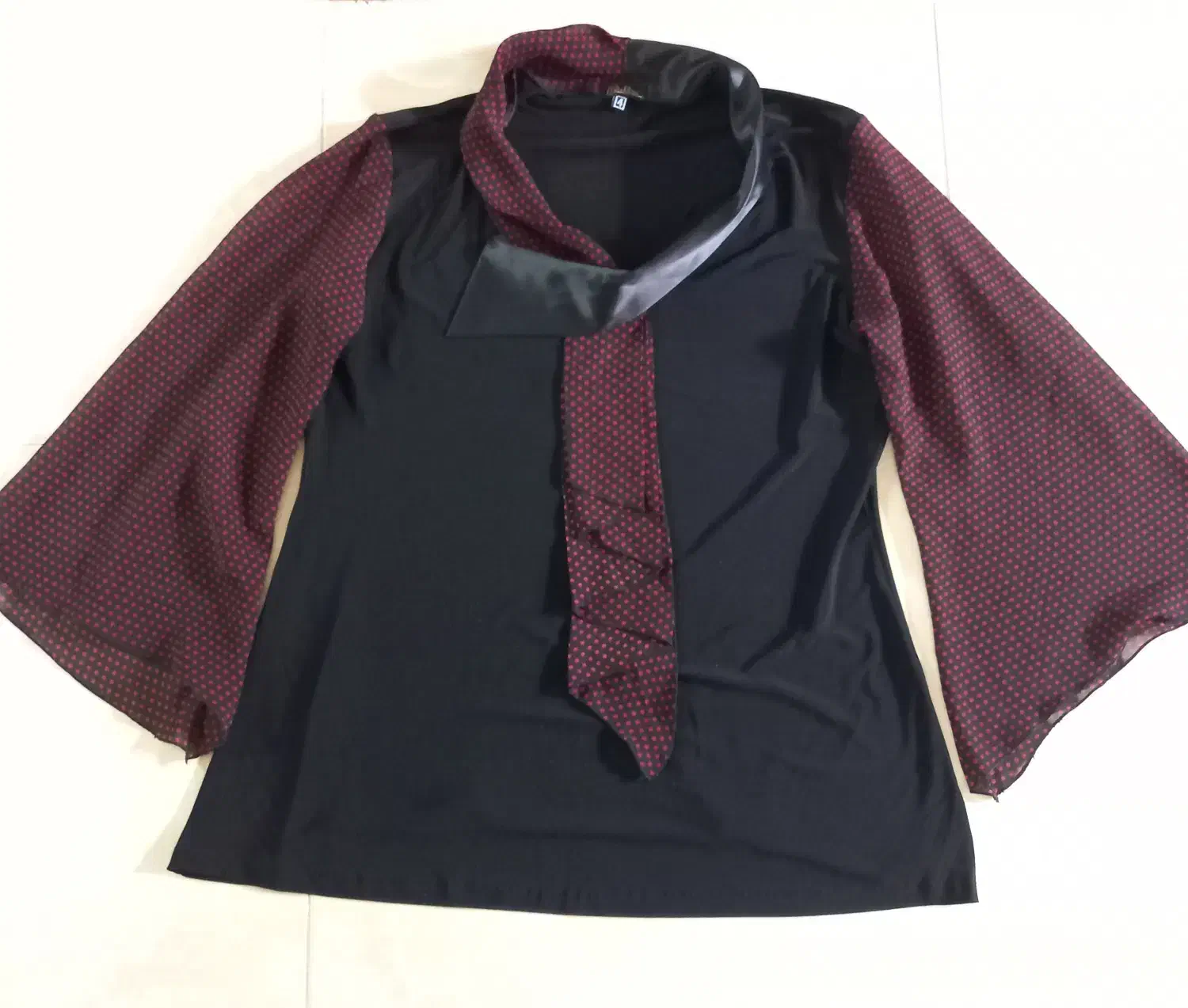 بلوز|لباس|آفتاب, |دیوار