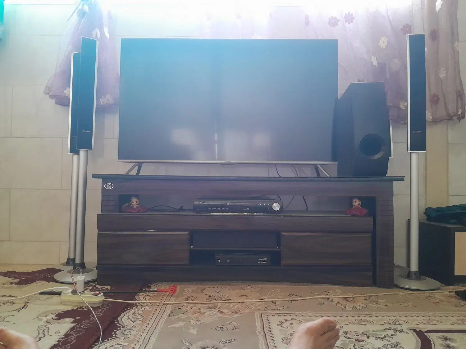 فروش تلویزیون همراه میز و سینمای خانگی|تلویزیون و پروژکتور|نجف‌آباد, صالح آباد|دیوار