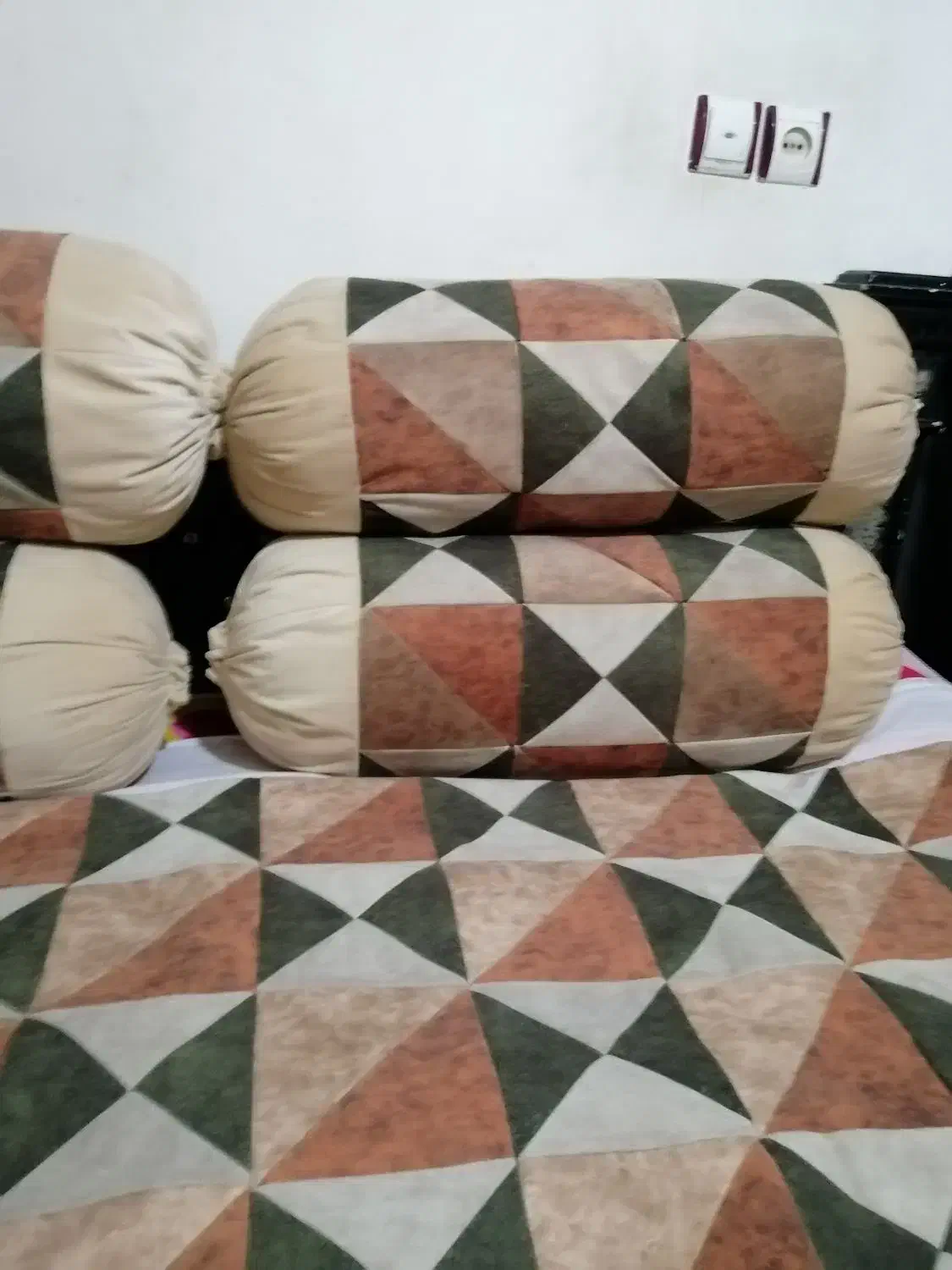 روبالشتی گرد و تشکچه|رختخواب، بالش، پتو|مشهد, رده|دیوار