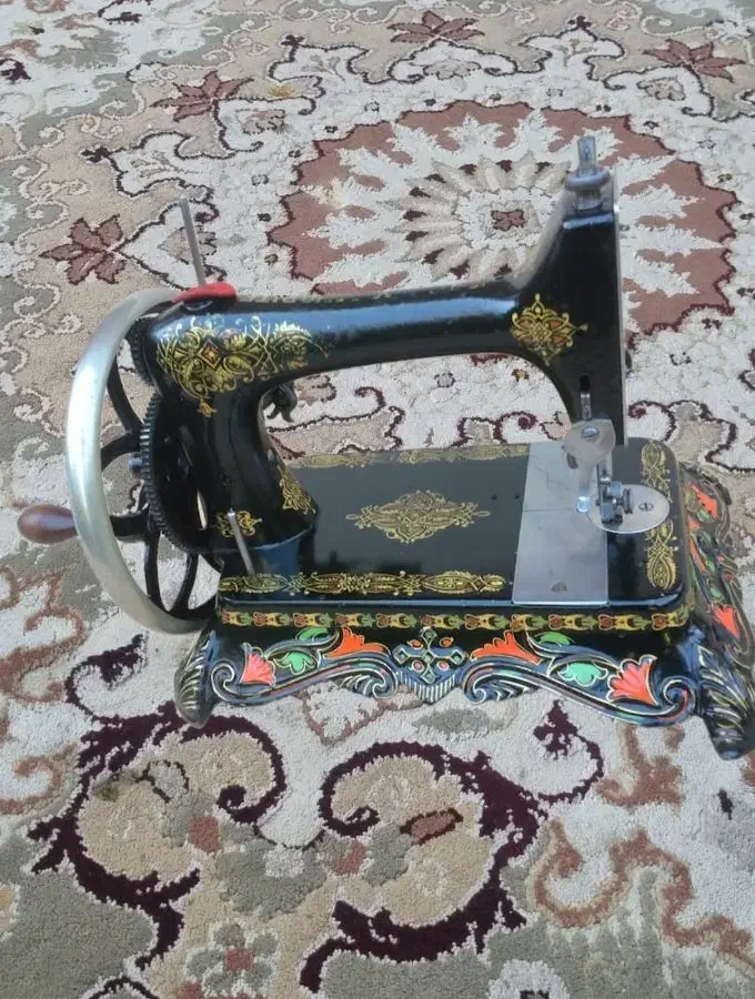چرخ خیاطی کلکسیونی آنتیک عتیقه قدیمی|کلکسیون اشیاء عتیقه|کیلان, |دیوار