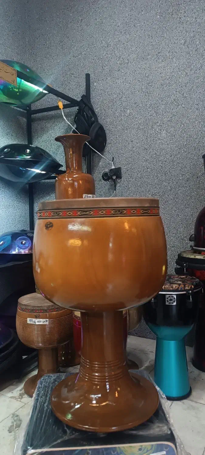 تنبک دهان بزرگ چوبی (استوک)|سازهای سنتی|شیراز, سیلو|دیوار