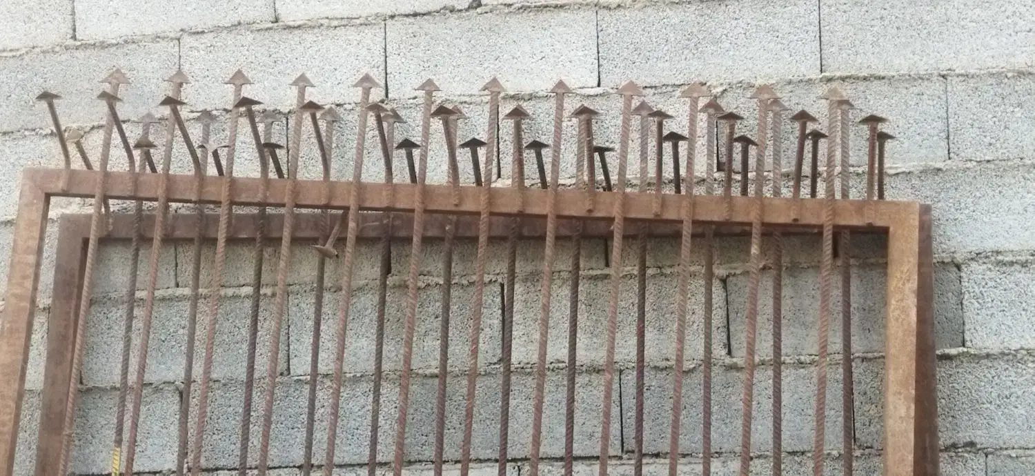 درب کارگاهی ونرده روی دیوار|مصالح و تجهیزات ساختمان|بهار, |دیوار