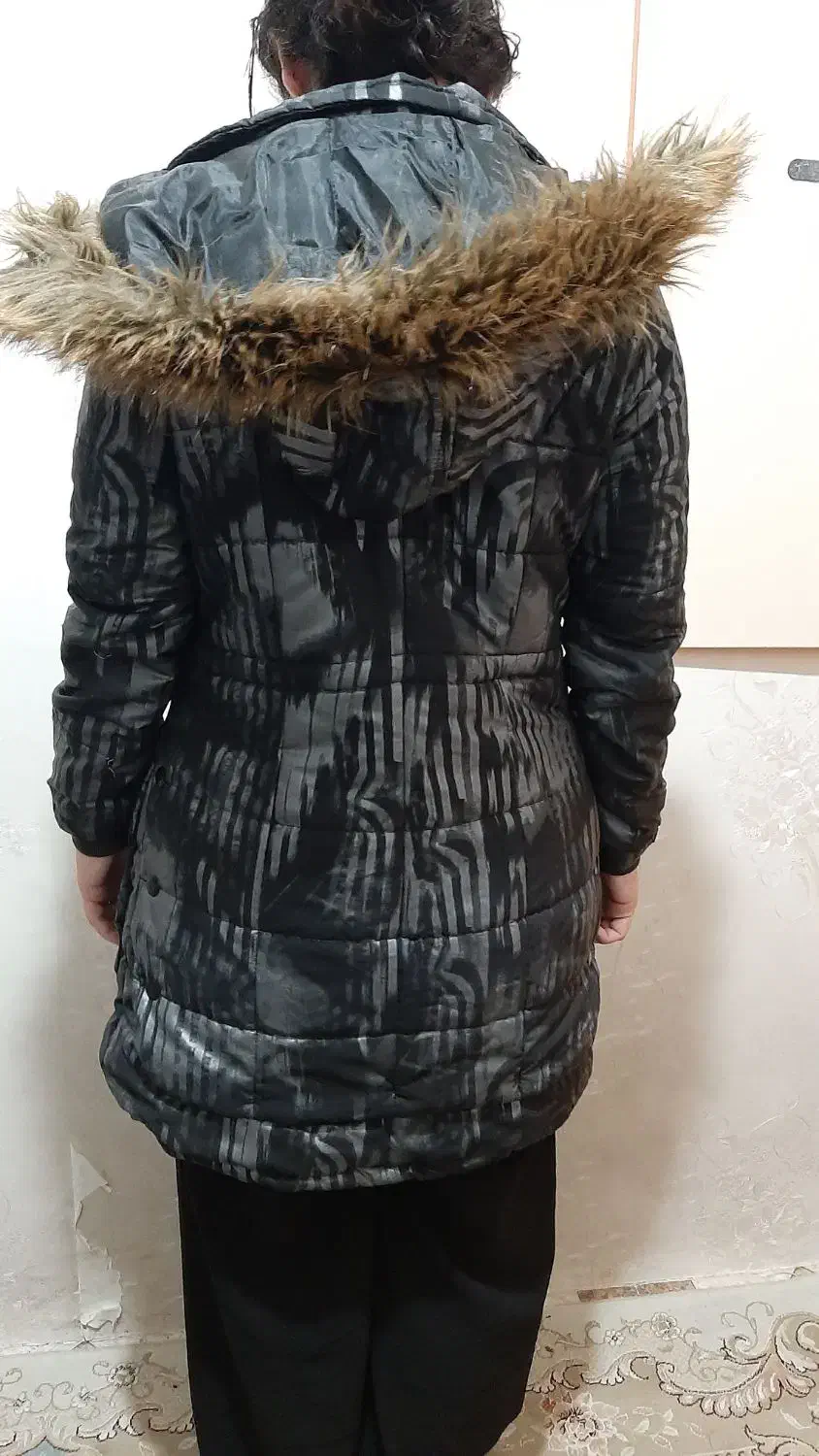 کاپشن|لباس|آفتاب, |دیوار