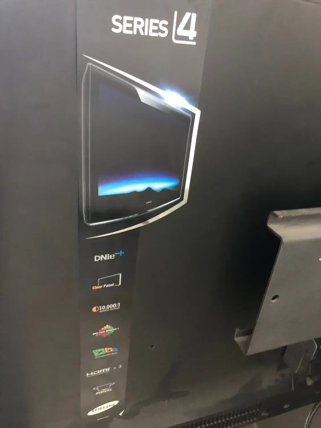 تلویزیون ال سی دی  سامسونگ ۴۰ اینچ و میز تی وی|تلویزیون و پروژکتور|تهران, فرمانیه|دیوار