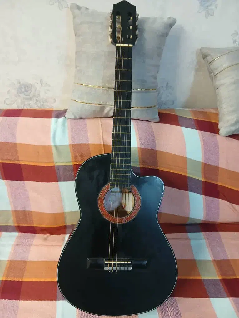 گیتار ایرانی رنگ مشکی|گیتار، بیس، امپلیفایر|بروجن, |دیوار