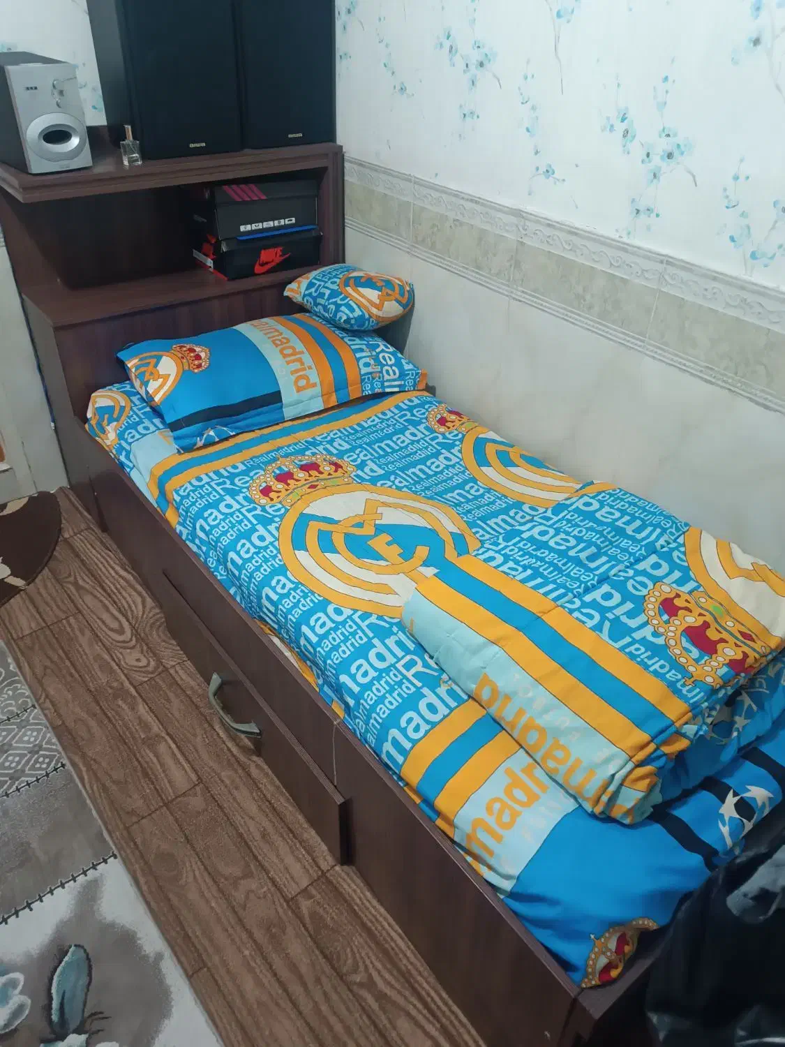 تخت تک نفره همراه با رو تختی|تخت و سرویس خواب|رباط‌کریم, رباط‌کریم|دیوار