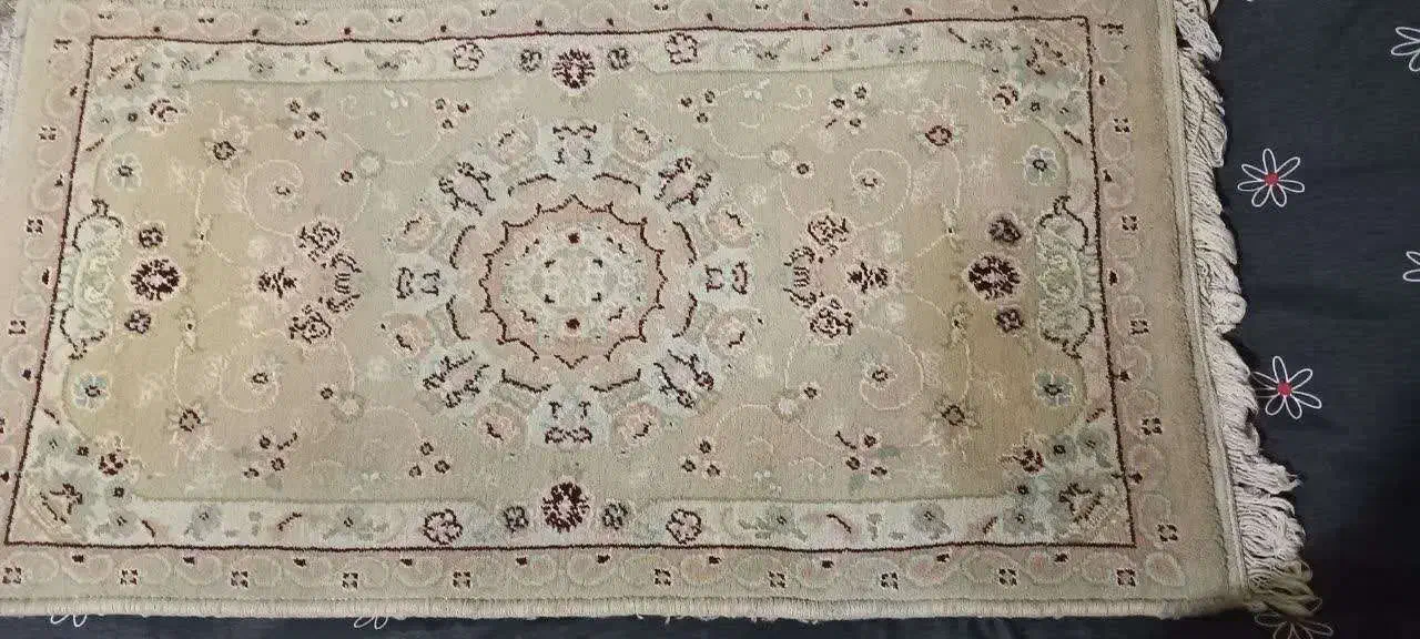 فرش کوچک پادری کرم رنگ ماشینی،تمیز و سالم|پادری|تهران, ستارخان|دیوار