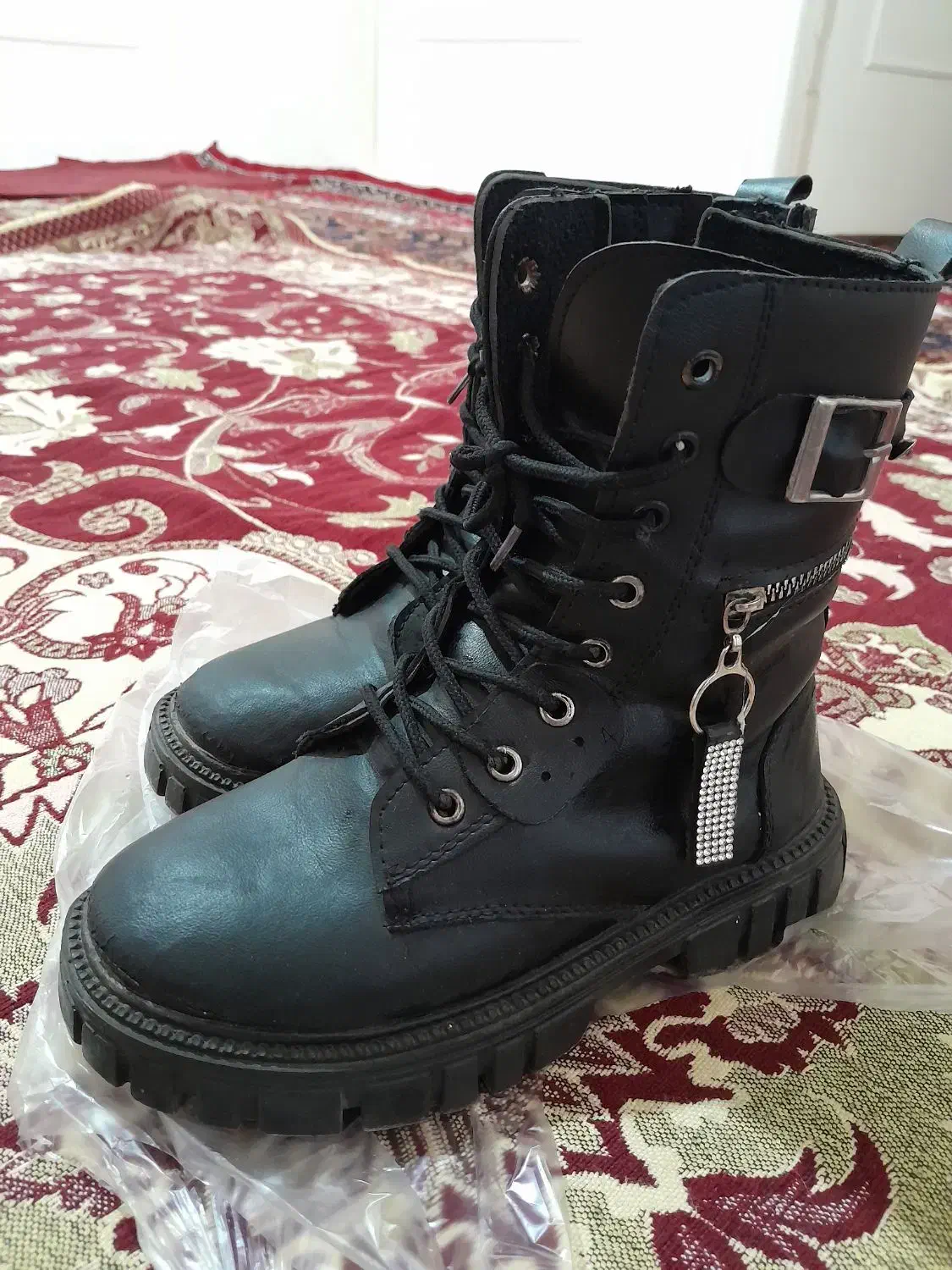 پوتین|کفش و لباس بچه|خلخال, |دیوار