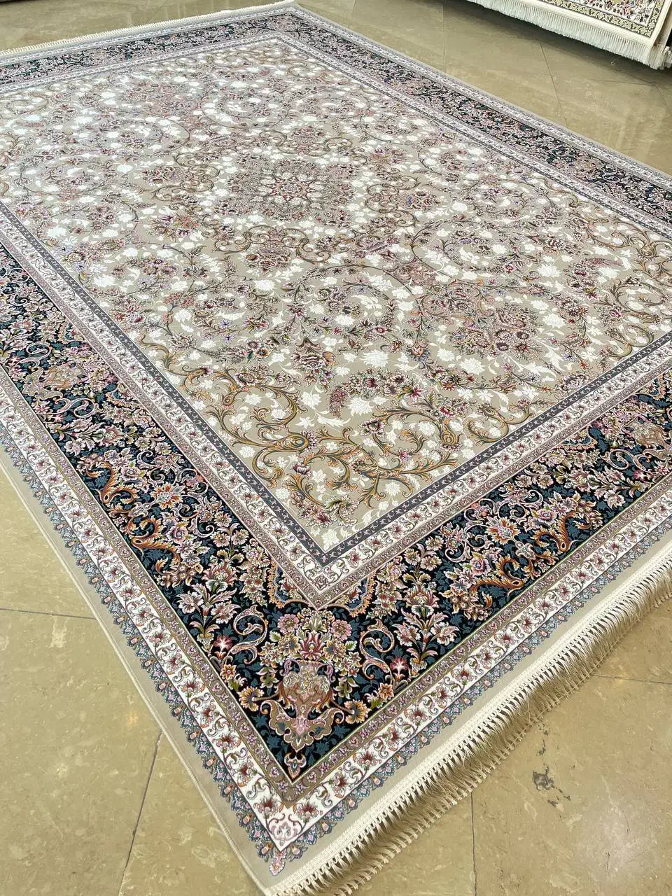 فرش گلریز در گالری اکبری چهارراه امام بسمت ترمینال|فرش|شوشتر, |دیوار