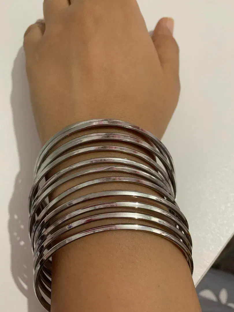 النگوهای ظریف تیتان ۱۲ عدد و النگوی تلویزیونی|بدلیجات|اصفهان, سپاهان‌شهر|دیوار