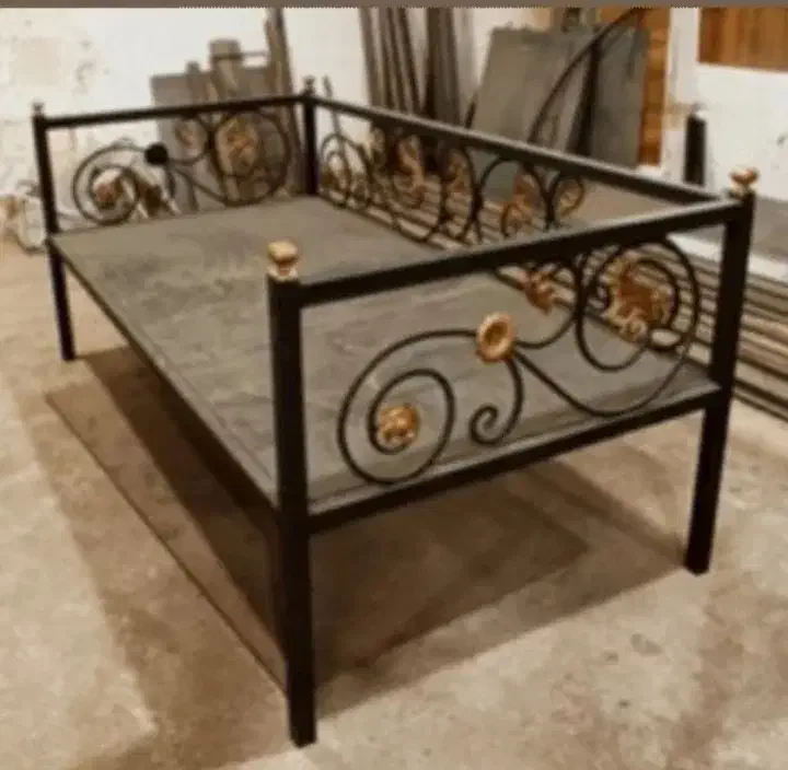 تولید و فروش تخت سنتی فلزی بارنگ کوره ای|تخت و سرویس خواب|اردکان, |دیوار