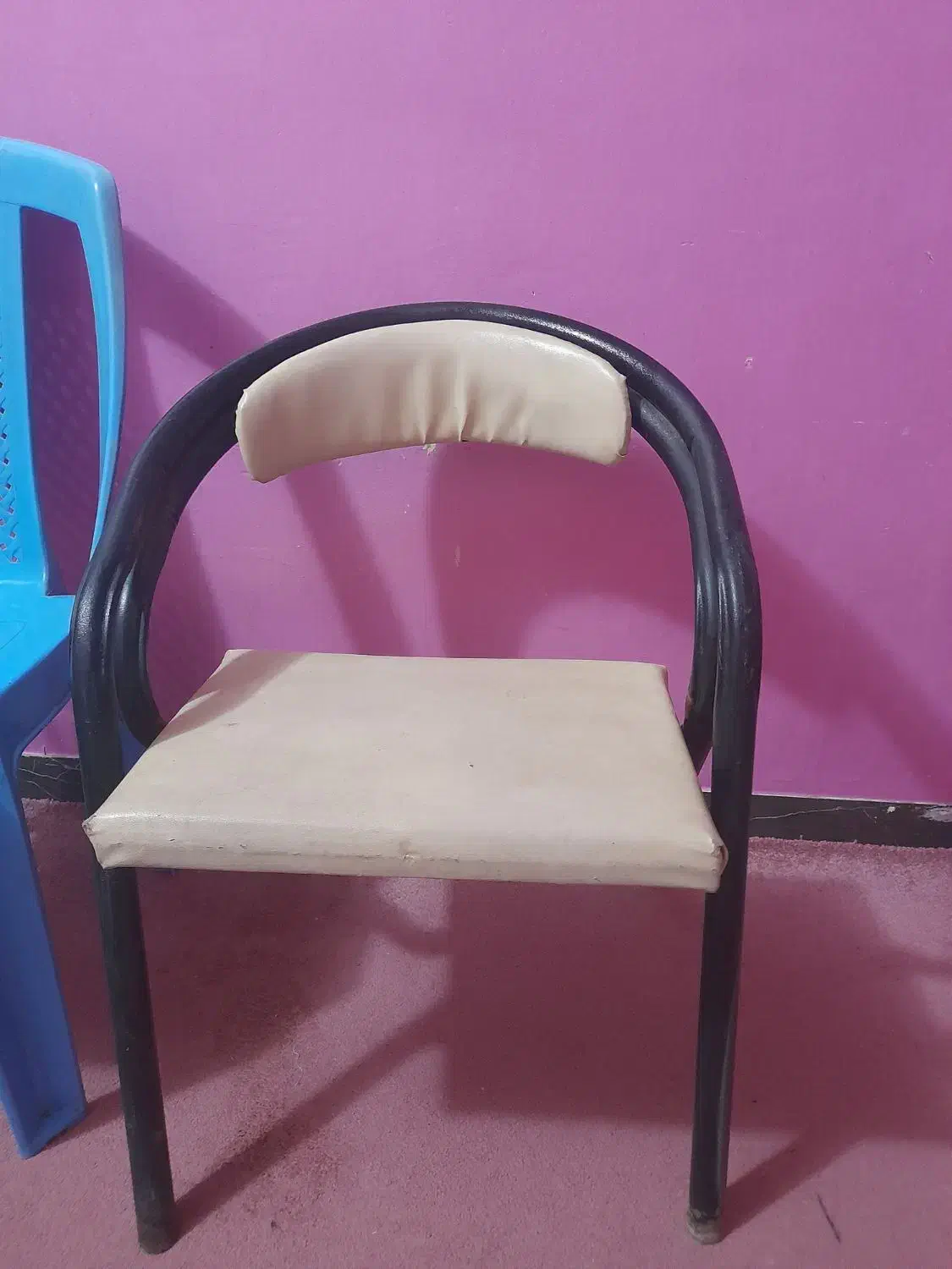 تعدادی صندلی پلاستیکی و فلزی|صندلی و نیمکت|بندر ماهشهر, |دیوار