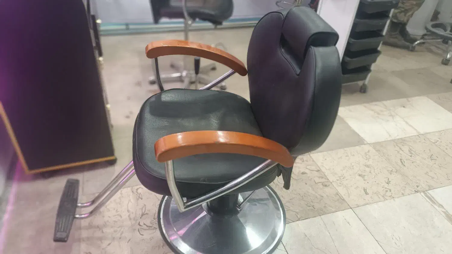 صندلی پدالی آرایشگاه|آرایشگاه و سالن‌های زیبایی|رباط‌کریم, شهرک والفجر|دیوار