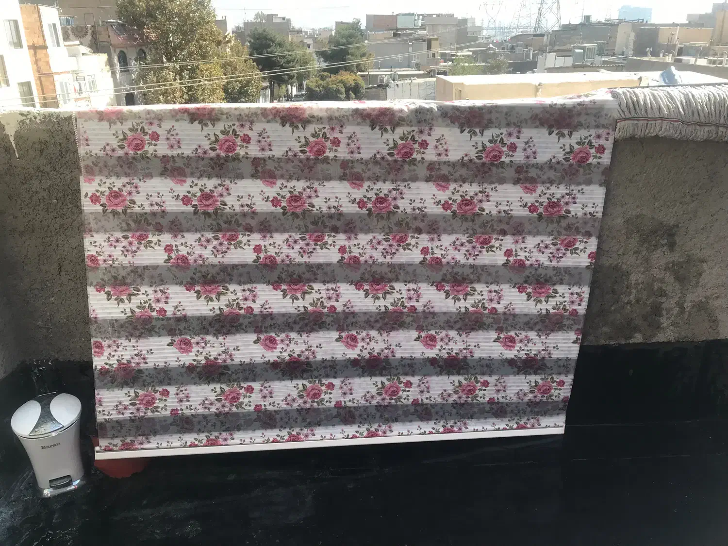 پرده کرکره ای گل دار|پرده، رانر، رومیزی|تهران, خاک سفید|دیوار