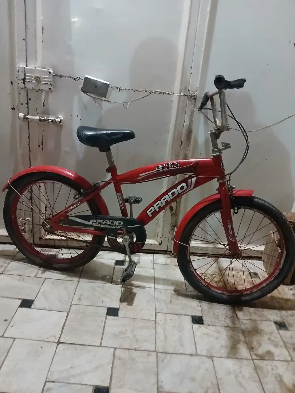 دوچرخه|دوچرخه، اسکیت، اسکوتر|قم, قلعه عموحسین|دیوار