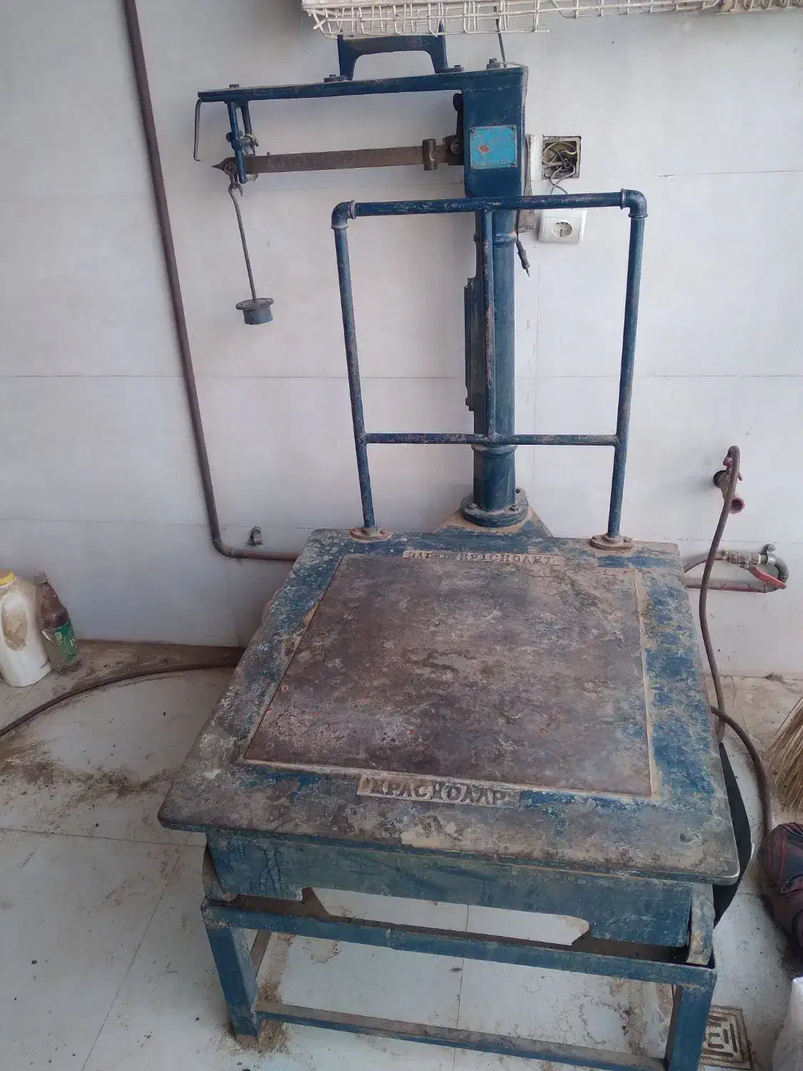 باسکول ۶۰۰ کیلویی|کلکسیون اشیاء عتیقه|بروجرد, |دیوار