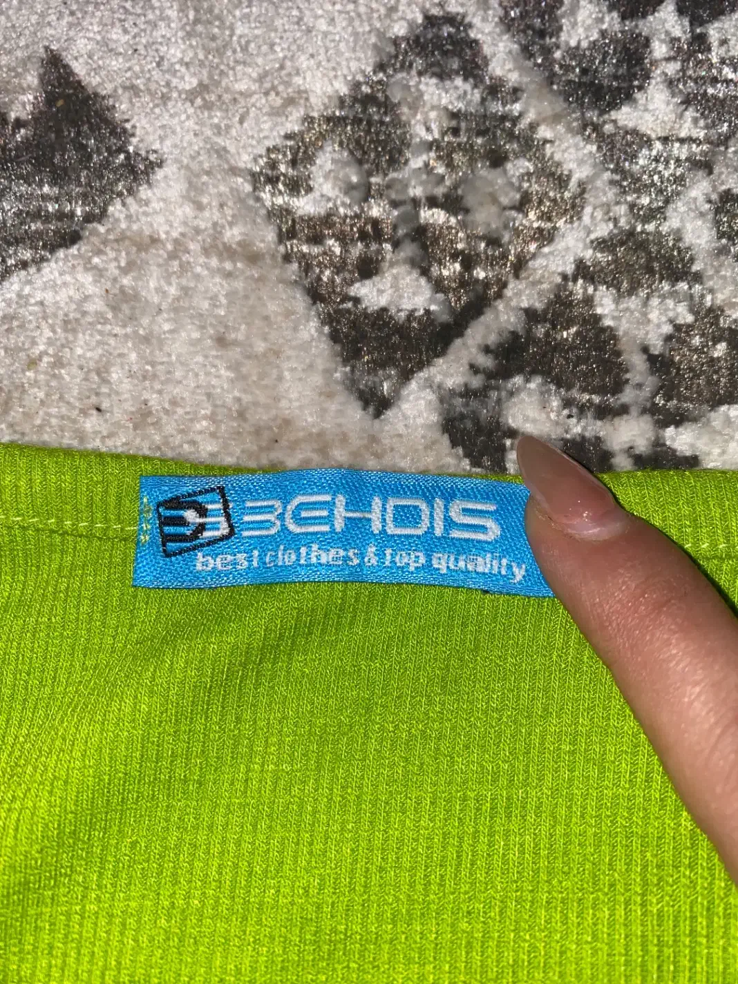 کراپ تاپ|لباس|شیراز, شاه قلی بیگی|دیوار