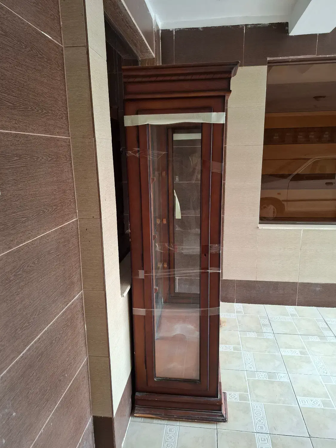 ویترین چهار طبقه آینه و هالوژن دار با چوب گردو|بوفه، ویترین، کنسول|اصفهان, جلالیه|دیوار