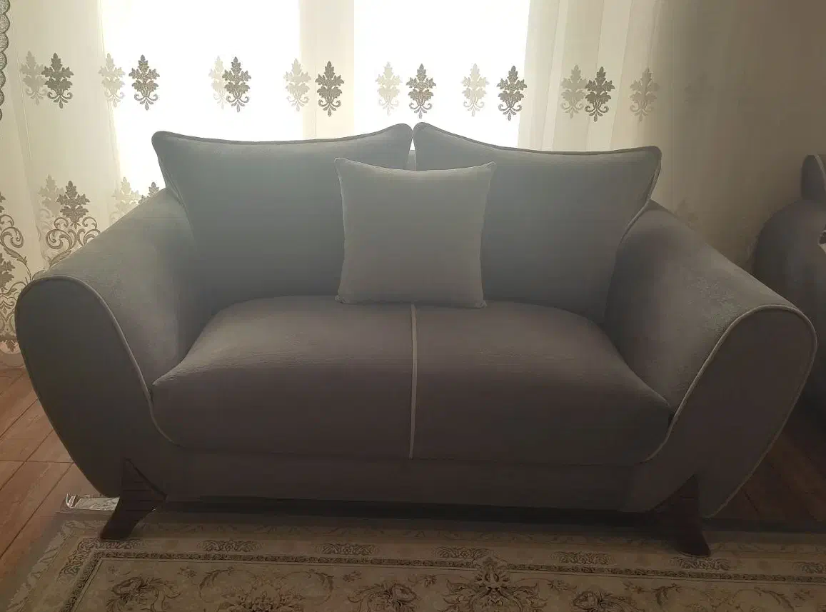 یکی مبل دونفره ی راحتی بفروش میرسد|مبلمان خانگی و میز عسلی|یزد, |دیوار