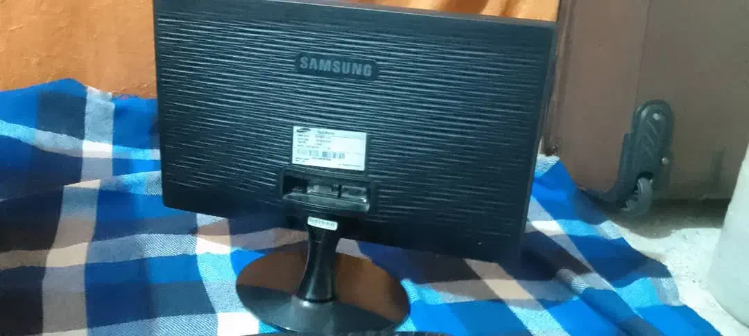 کامپیوتر و بلندگو و میز کامپیوتر|رایانه رومیزی|کرج, کلاک نو|دیوار