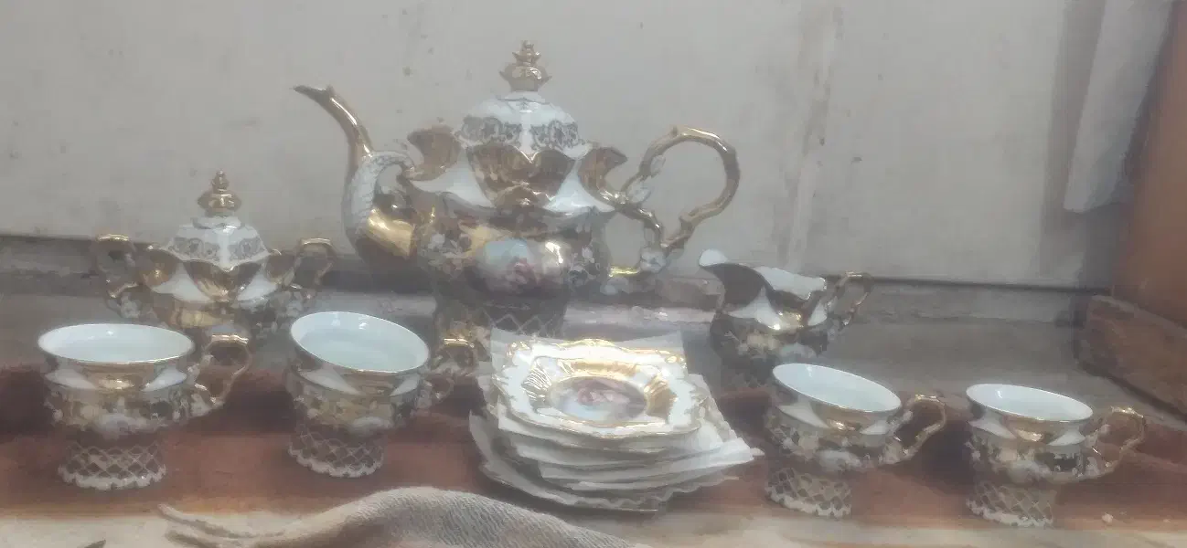 سرویس چینی زرین طلایی|ظروف سرو و پذیرایی|اصفهان, لاله|دیوار