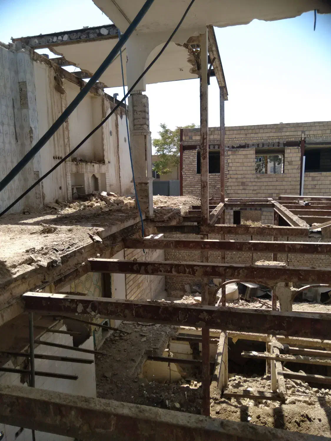 تخریب انواع ساختمان همه جوره|خدمات پیشه و مهارت|کاشان, باغچه فیض|دیوار