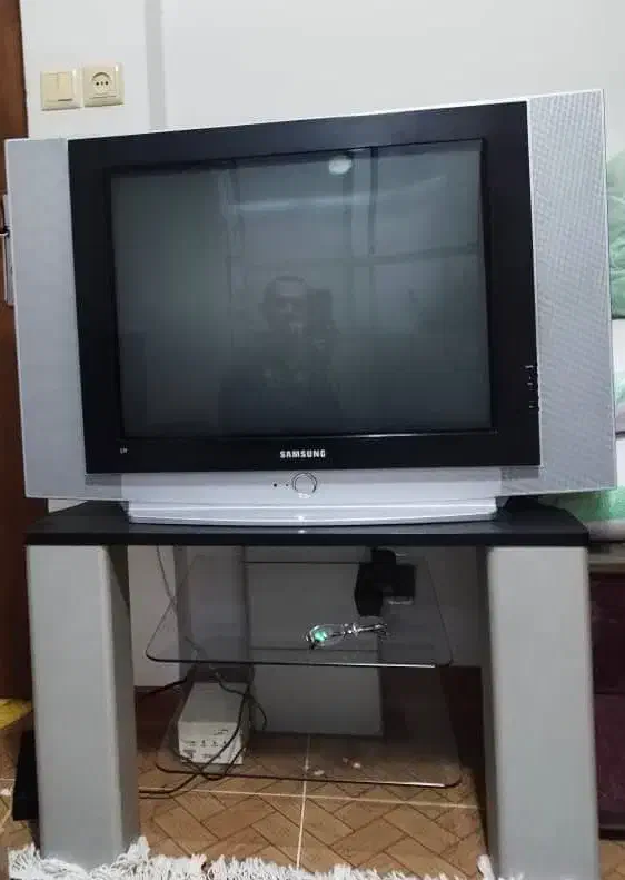 تلویزیون و میز تلویزیون کاملا سالم|تلویزیون و پروژکتور|رشت, ولکس|دیوار