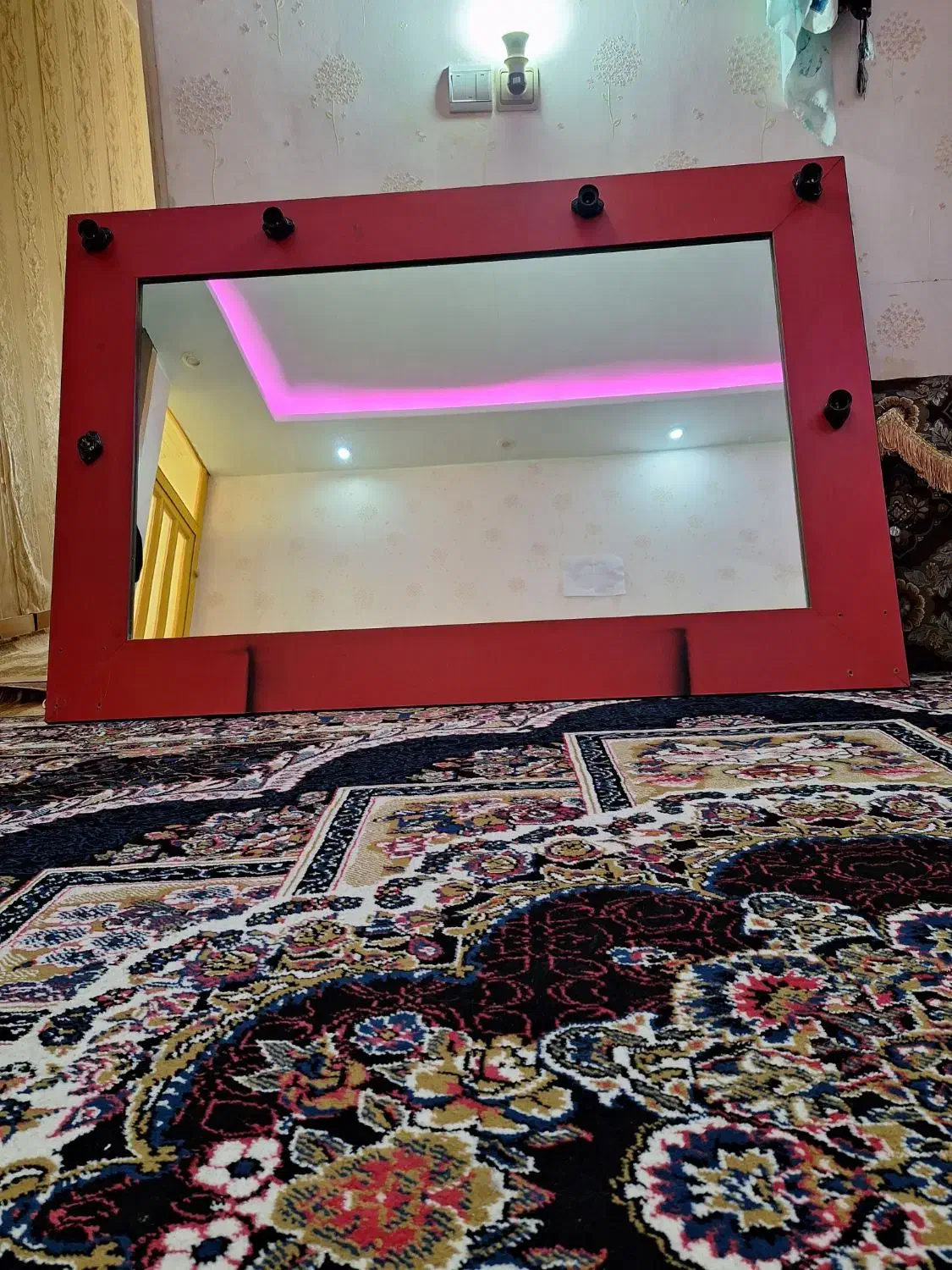 آینه قدی و میز تلویزیزیون و مجسمه ماه|آینه|چاف و چمخاله, |دیوار