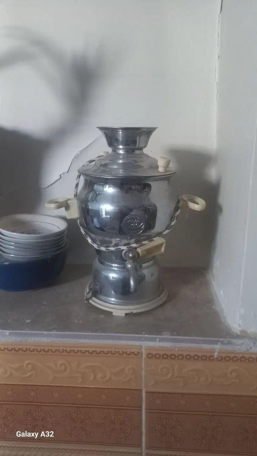 سماورگازی بزرگ وسماوردکوری کوچک برقی وساعت وقوری|سماور، چایساز، قهوهساز|فامنین, |دیوار