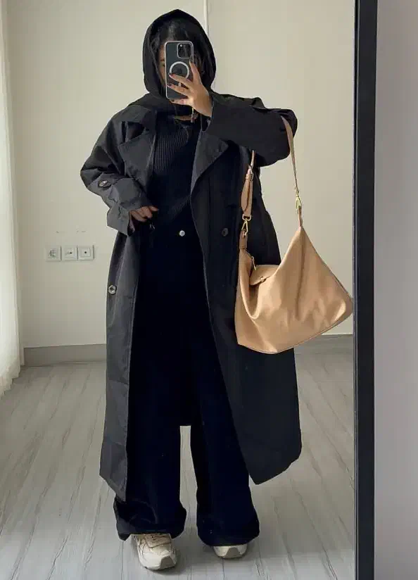 بارونی بلند مشکی|لباس|شیراز, ستارخان|دیوار