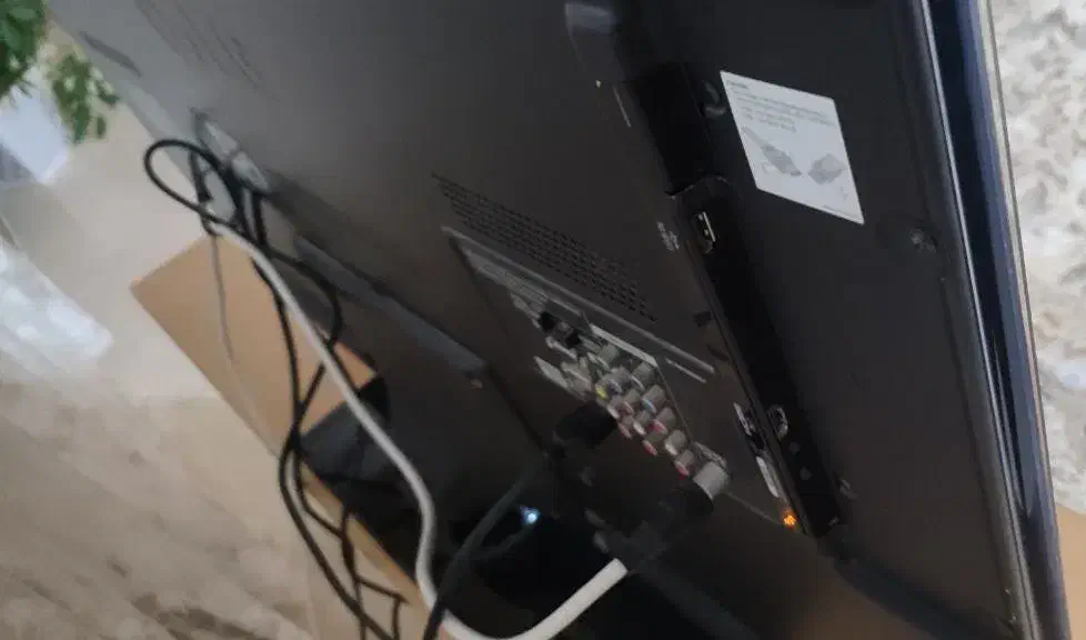 تلویزیون ال جی 42 اینچ و میز تلویزیون|تلویزیون و پروژکتور|مهاباد (آذربایجان غربی), |دیوار