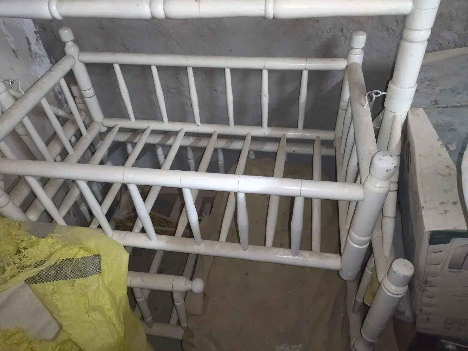 ظروف قدیمی با قدمت بالا و گهواره قدیمی|کلکسیون اشیاء عتیقه|اوز, |دیوار