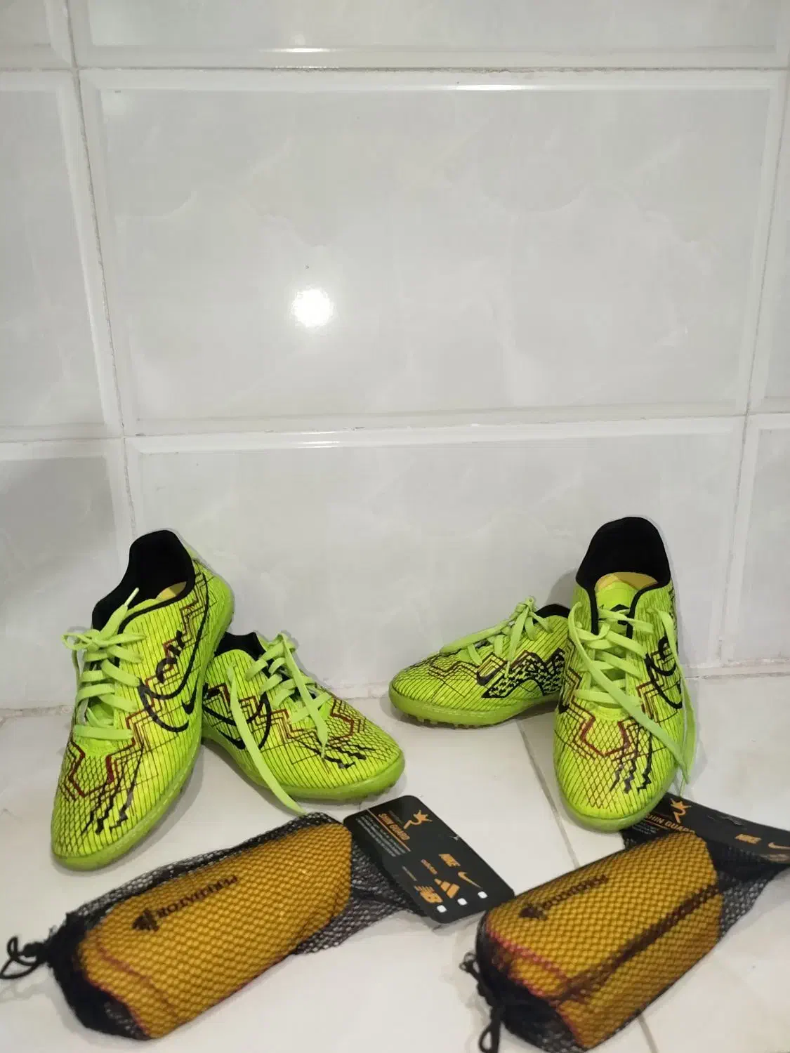 کفش فوتبال و ساق بند|کیف، کفش، کمربند|خرمآباد, |دیوار