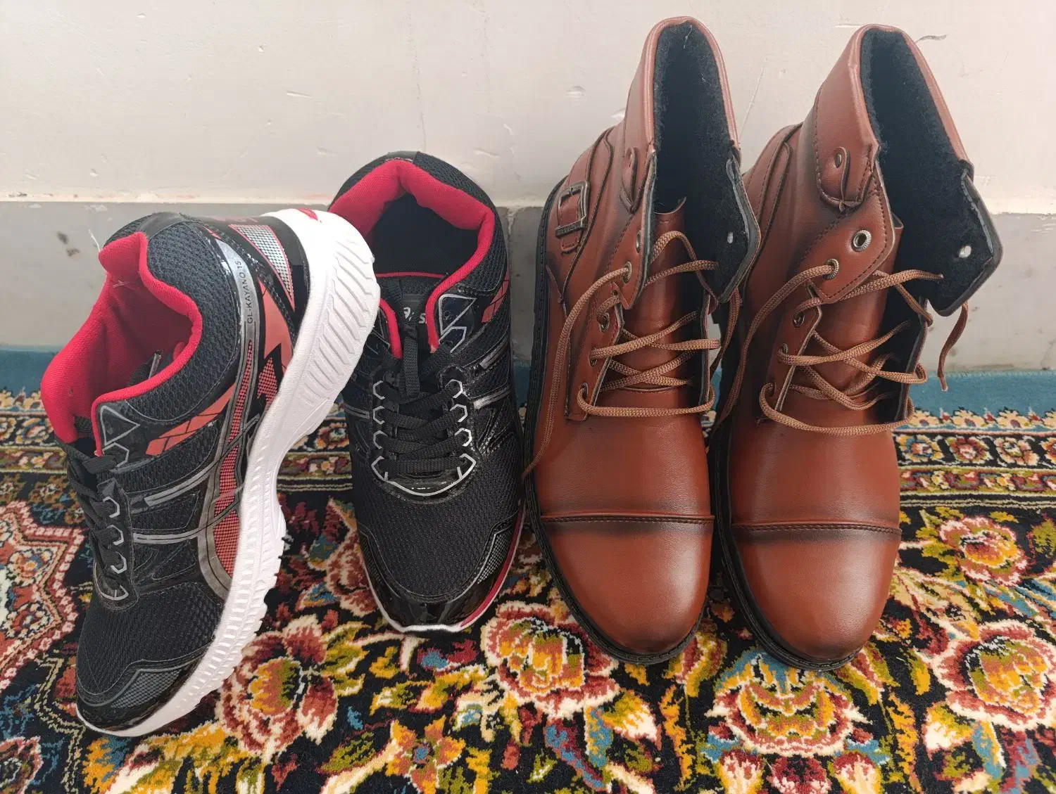 دو جفت کفش|کیف، کفش، کمربند|آشخانه, |دیوار