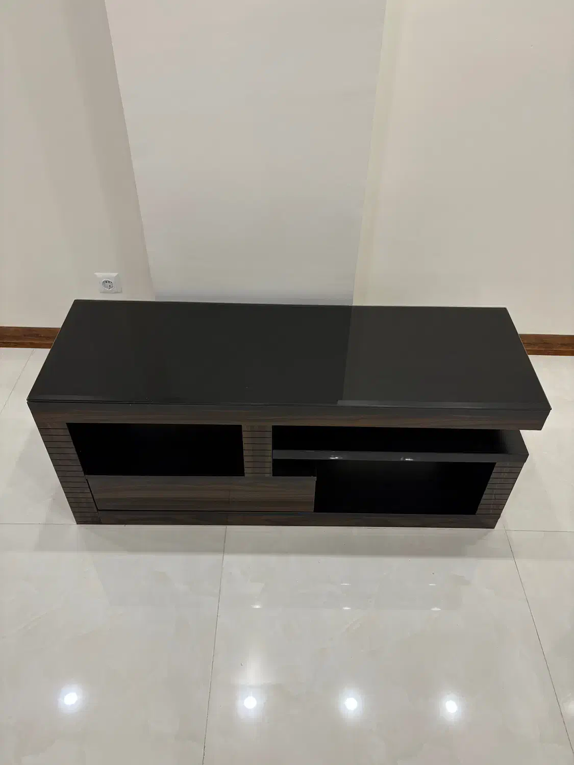 میز تلویزیون در حد نو (مقطوع)|میز تلویزیون|شاهین‌شهر, مخابرات (شهید بهشتی)|دیوار