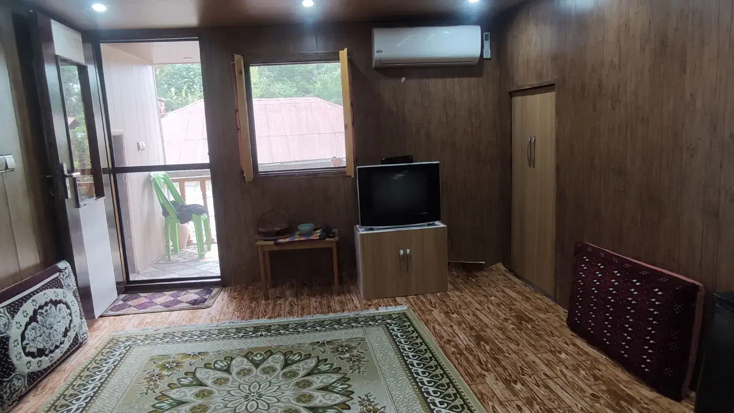 کلبه چوبی|اجارهٔ کوتاه‌مدت آپارتمان و سوئیت|رودسر, |دیوار