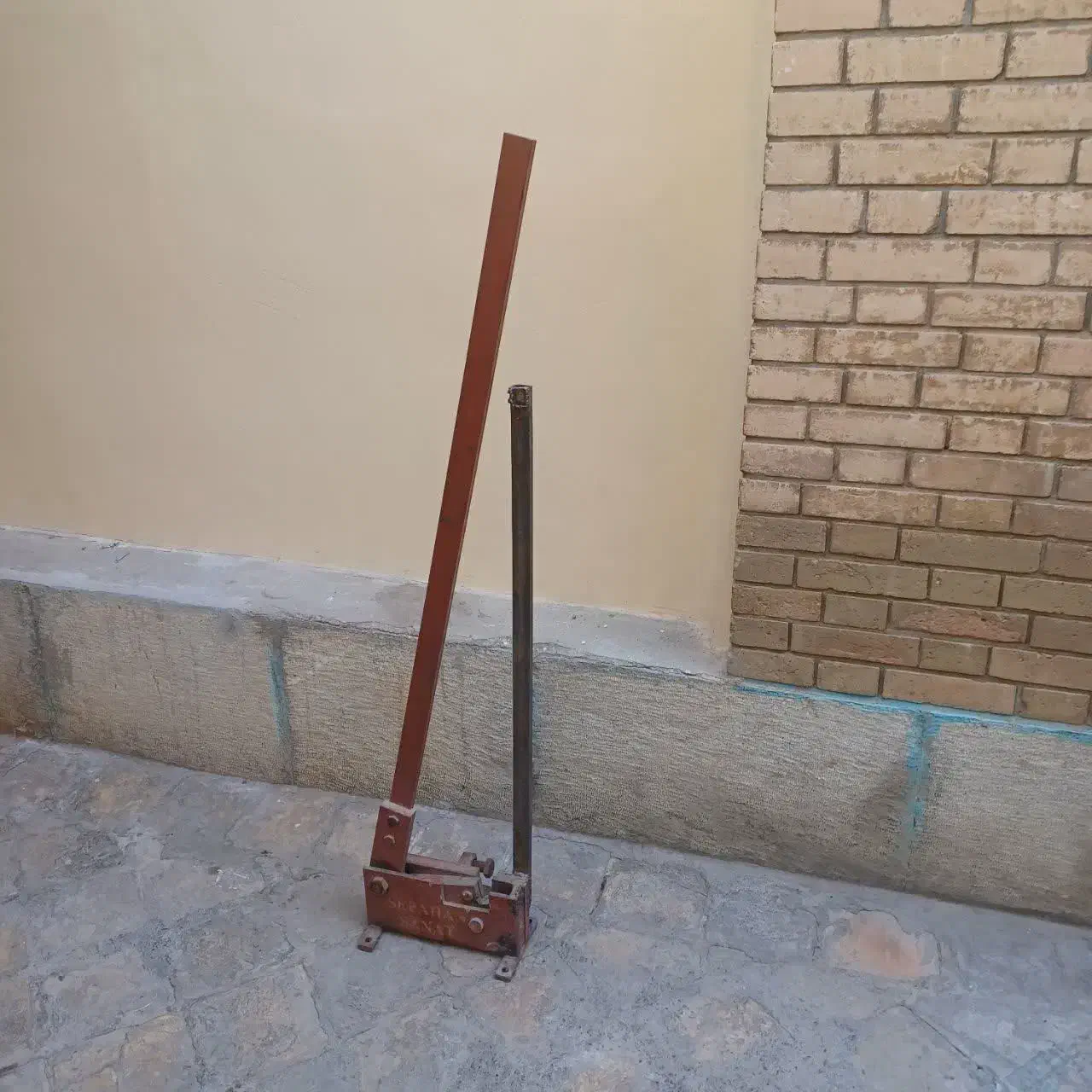 دلیر ستونی|ابزارآلات|اصفهان, رکن الدوله غربی|دیوار