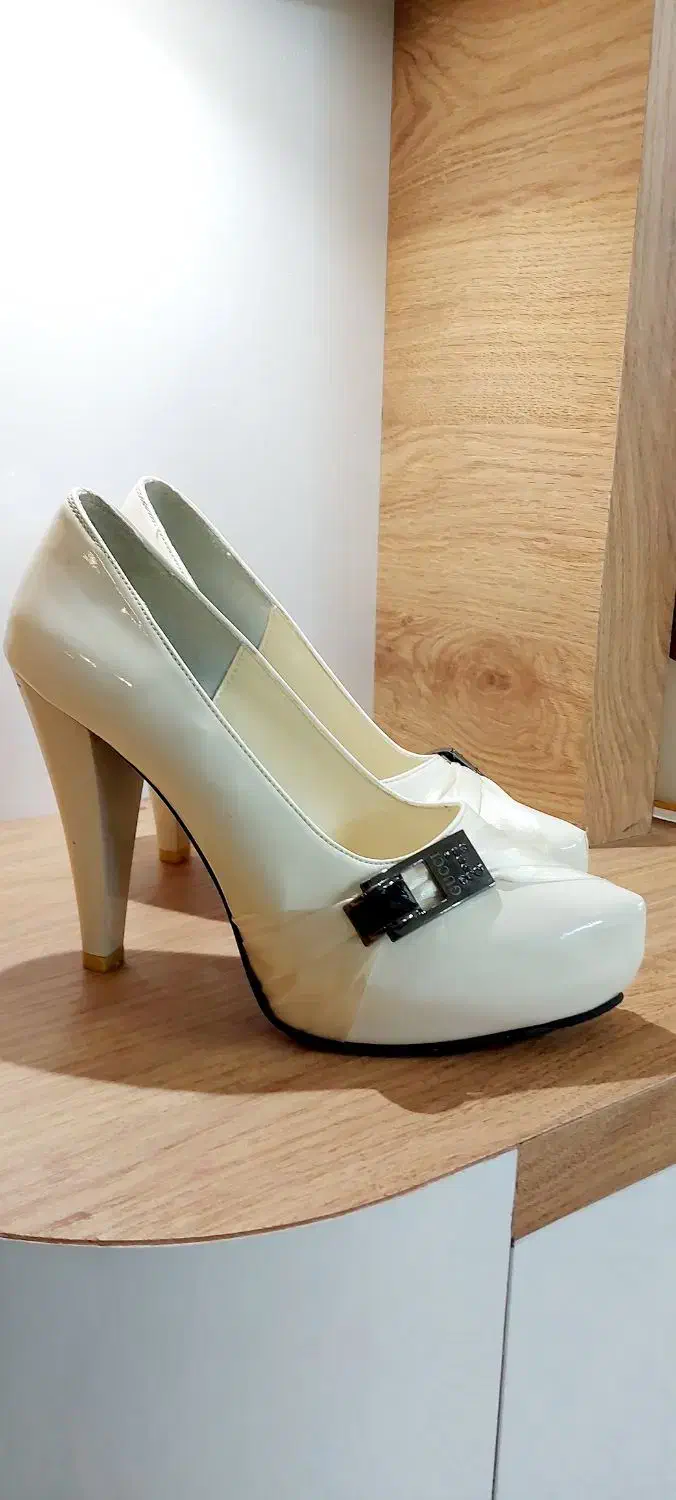 کفش|کیف، کفش، کمربند|اصفهان, سرچشمه|دیوار