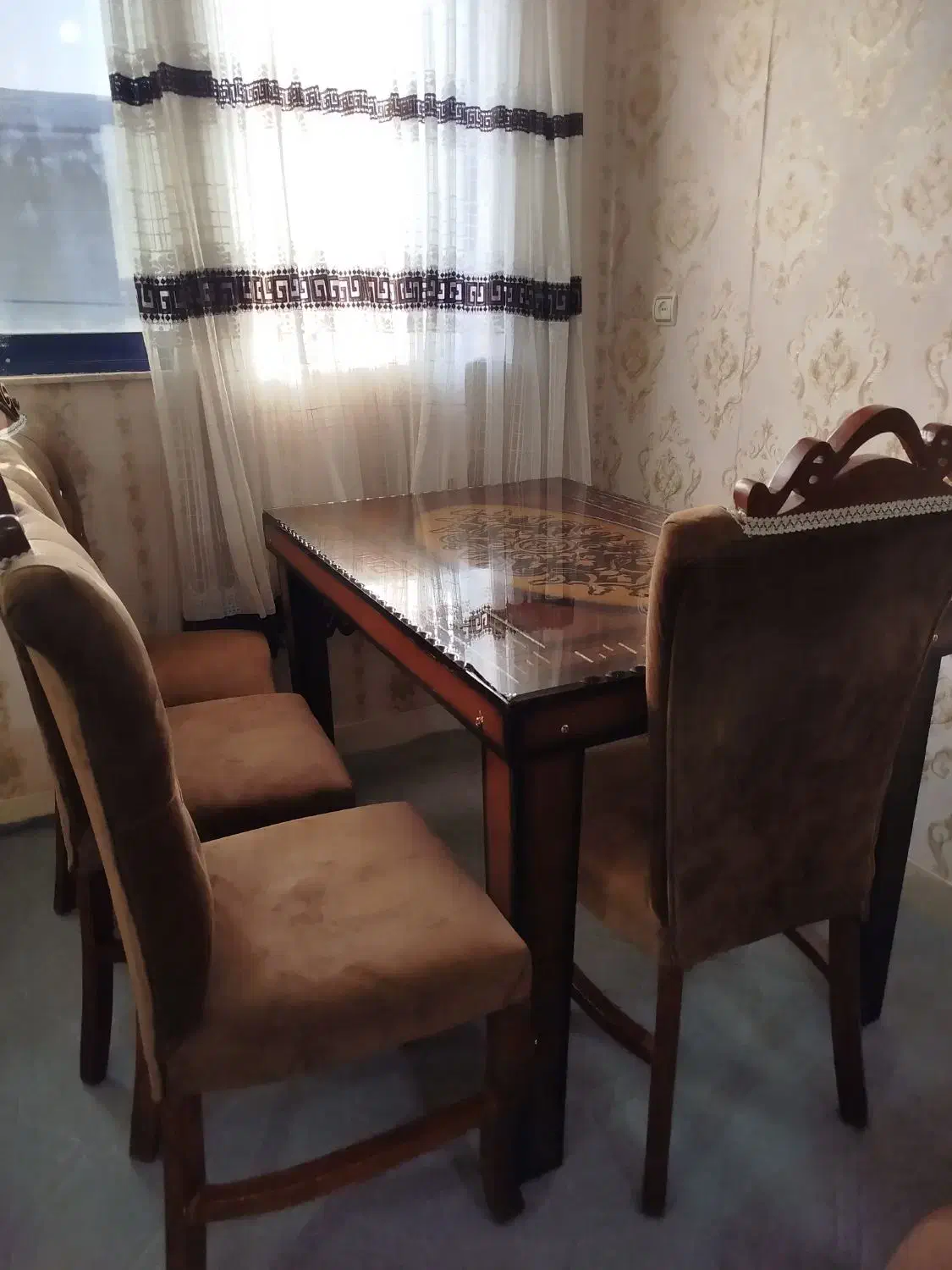 میز نهارخوری ۴نفره.مبل۳نفره رایگان|میز و صندلی غذاخوری|لاهیجان, کوی آزادگان|دیوار