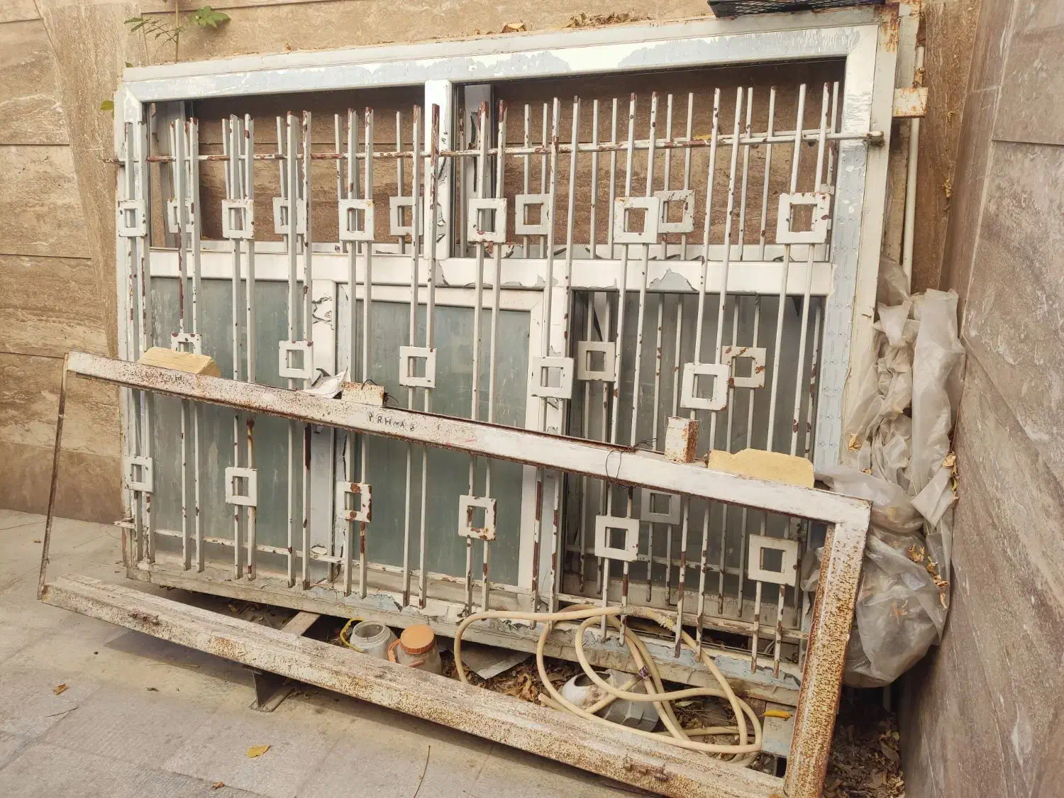 حدود۴۴۰ کیلو پنجره چارچوب اهنی داخل الومینیوم|حراج|دماوند, دماوند|دیوار