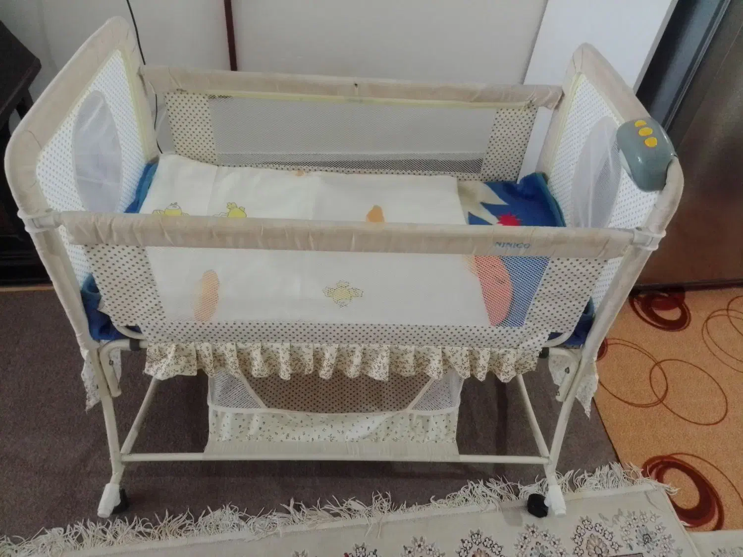 تخت کنار مادر|تخت و صندلی بچه|نیشابور, خط کاشمر|دیوار