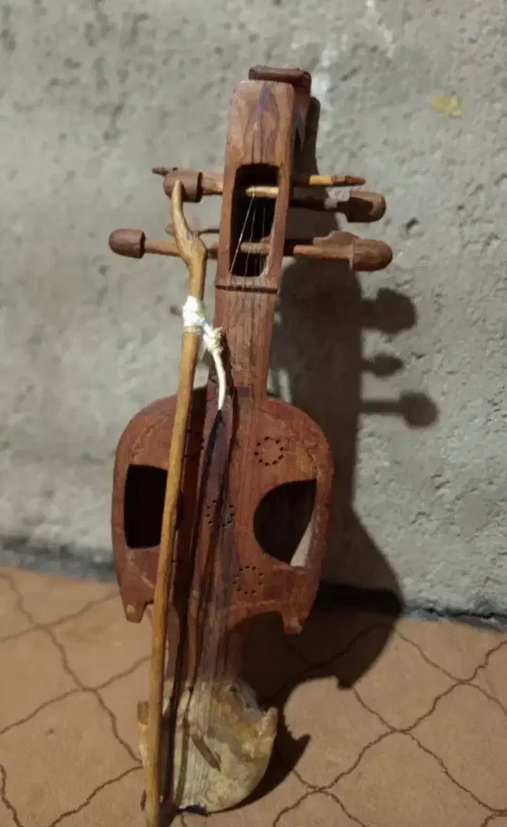 چنگ معاوضه با گوشی|سازهای سنتی|سندرک, |دیوار