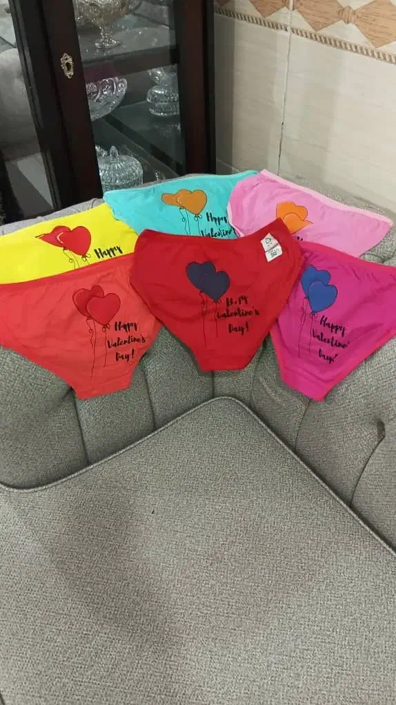 سوتین و شرت|لباس|بندر گناوه, |دیوار