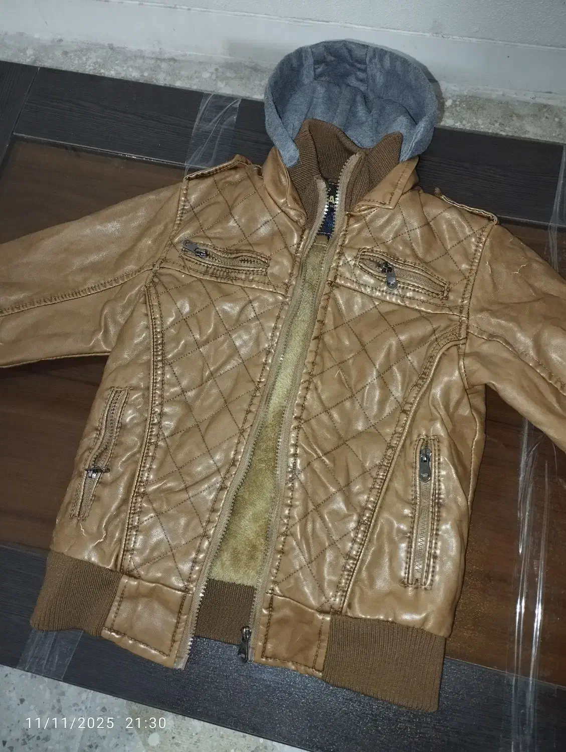 کاپشن چرم بسیار گرم|کفش و لباس بچه|شاهینشهر, مخابرات (شهید بهشتی)|دیوار