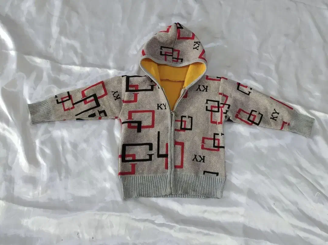 تعداد زیادی لباس و لوازم بچه|کفش و لباس بچه|رشت, جهاد|دیوار